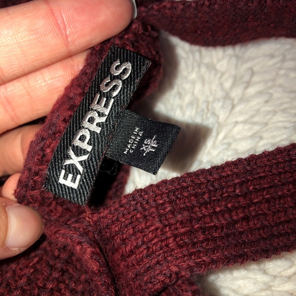 Crossback V-Neck Shaker Knit Sweater - Picture 3 of 4